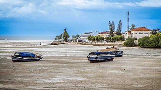 Dunkle Wolken über einer Siedlung am Meer