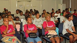 Junge Frauen auf den Salomonen nehmen in großer Gruppe an einem Empowerment-Workshop von Plan International teil.