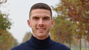 Robin Gosens unterstützt "Sinnvoll schenken". Robin Gosens unterstützt "Sinnvoll schenken".