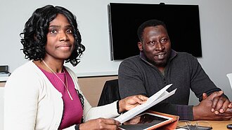 Gwladys Awo bezieht Männer in ihre Projektarbeit ein. © Plan