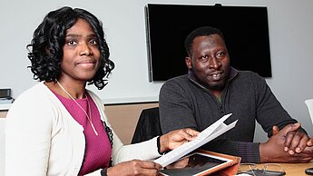 Gwladys Awo bezieht Männer in ihre Projektarbeit ein. © Plan Gwladys Awo bezieht Männer in ihre Projektarbeit ein. © Plan