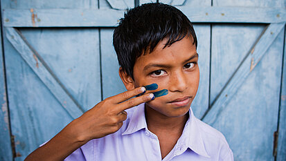 Junge aus Sri Lanka zeigt Gleichzeichen