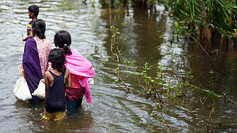 Kinder in überschwemmtem Gebiet in Bangladesh