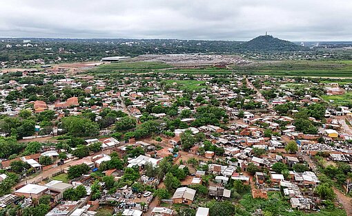 Ein Luftbild von einer Siedlung aus einfachen Häusern und Hütten