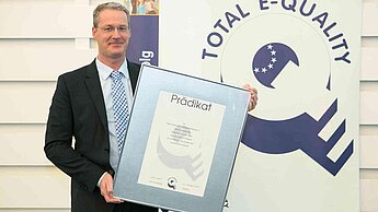 Geschäftsführer Volker Pohl nahm das TOTAL E-Quality-Prädikat für Plan International Deutschland entgegen © TOTAL E-QUALITY Deutschland e. V. / Annegret Hultsch