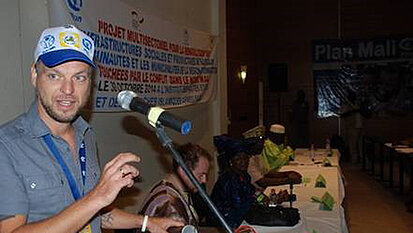 Holger Lehmann, Experte für humanitäre Hilfe von Plan International, bei einer Plan-Veranstaltung in Timbuktu, Mali. ©Holger Lehmann Holger Lehmann, Experte für humanitäre Hilfe von Plan International, bei einer Plan-Veranstaltung in Timbuktu, Mali. ©Holger Lehmann
