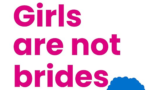 Weiße Grafik von Plan International zum Welt-Mädchentag. In großen pinken Buchstaben steht: ‚Girls are not brides.‘ Unten links das Logo vom Welt-Mädchentag mit Plan International. Daneben zwei Illustrationen: ein Mädchen mit kurzen Haaren, das die Hände unter das Kinn legt, und eine junge Frau mit lockigem Haar, die lächelt.