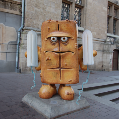 Die Bernd das Brot Statue in Erfurt hält zwei riesige Tampons in den Händen.
