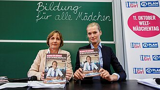 Maike Röttger, Geschäftsführerin der Kinderhilfsorganisation Plan International Deutschland, und Toni Garrn, Because I am a Girl-Botschafterin, stellen heute in Hamburg den Mädchenbericht 2016 vor. © Morris Mac Matzen