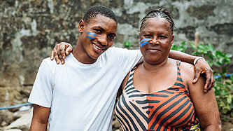 Anthony und seine Ziehmutter halten sich im Arm.