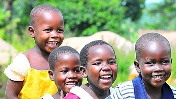 Alle direkten Erlöse aus der Charity-Partnerschaft gehen an das Plan-Projekt „Kinderleben schützen – HIV/AIDS verhindern“ in Uganda. 