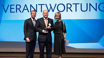 Olaf Piepenbrock (m.) nahm die Auszeichnung als „Hidden Champion“ in der Kategorie „Verantwortung“ von ntv-Moderatorin Corinna Wohlfeil und ntv-Geschäftsführer Hans Demmel entgegen. © n-tv