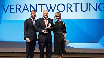 Olaf Piepenbrock (m.) nahm die Auszeichnung als „Hidden Champion“ in der Kategorie „Verantwortung“ von ntv-Moderatorin Corinna Wohlfeil und ntv-Geschäftsführer Hans Demmel entgegen. © n-tv