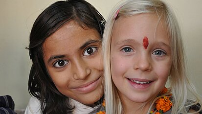 Die Freundinnen Shivani und Luise 