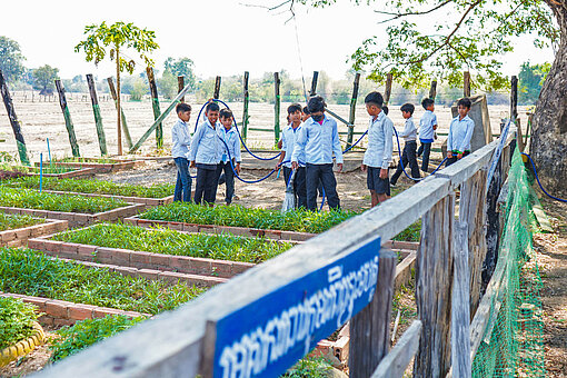 Umzäunter Schulgarten in Kambodscha