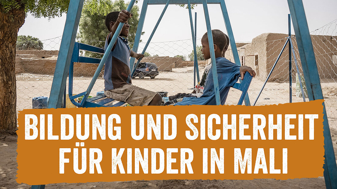 Zwei Jungen sitzen auf einer Schaukel. Darunter der Schriftzug: Bildung und Sicherheit für Kinder in Mali
