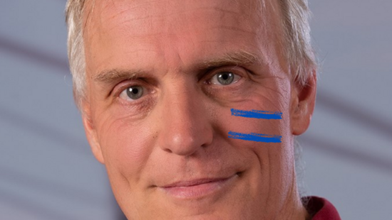 Bernhard Herrmann mit dem blauen Girls Get Equal Gleichzeichen auf der Wange.