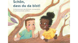 Cover des Kinderbuchs 'Schön, dass du da bist!' mit einer Illustration von zwei Kindern, einem Jungen und einem Mädchen, die auf einem Baum sitzen. Der Text auf dem Cover lautet 'Ein Kennenlern-Buch über die Kinder- und Jugendhilfe für geflüchtete Kinder und Eltern'.