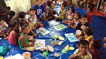 Haiyan ECCD Kinder mit selbstgemachten Spielsachen