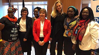 Toni Garrn, Botschafterin von Plans Because I am a Girl-Bewegung, zusammen mit Maike Röttger, Vorsitzende der Geschäftsführung, und internationalen Teilnehmerinnen auf der UN-Frauenrechtskonferenz.