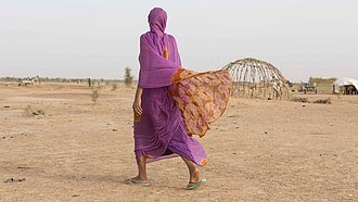 Die Covid-19-Pandemie gefährdet die Bildung von vier Millionen Mädchen in der Sahel-Zone, da sie durch Schulschließungen nicht zur Schule gehen können. ©Plan International/Mike Goldwater