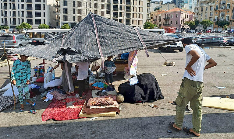 Vertriebene Familie in Beirut lebt in einem behelfsmäßigen Zelt auf einem Parkplatz.