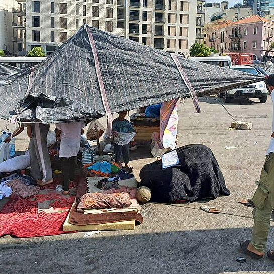 Vertriebene Familie in Beirut lebt in einem behelfsmäßigen Zelt auf einem Parkplatz.