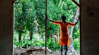 Mädchen in Sierra Leone blickt aus dem Fenster