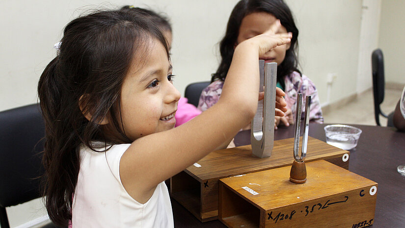 Das Projekt soll Mädchen für Naturwissenschaften und Technik begeistern. © Plan International