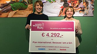 Stefanie Fahnemann (Women's Run) und Maike Röttger (Plan International Deutschland) freuen sich über die erfolgreiche Partnerschaft. © Plan