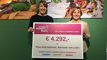 Stefanie Fahnemann (Women's Run) und Maike Röttger (Plan International Deutschland) freuen sich über die erfolgreiche Partnerschaft. © Plan