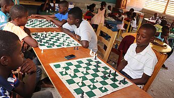 Schach fördert die Konzentrationsfähigkeit der Kinder. © Plan International
