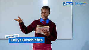 Dieses Videovorschaubild zeigt Projektteilnehmerin Kelly, die vor einer Tafel steht und ihrer Klasse etwas vorliest.