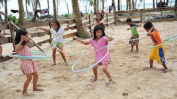 In Kinderschutzzonen können betroffene Mädchen und Jungen unter Anleitung geschulter Betreuer geschützt spielen, lernen und ihre Erlebnisse aufarbeiten.