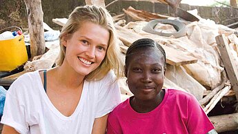 Toni Garrn zu Besuch bei einer der Grundschullehrerinnen und ihrer Familie.