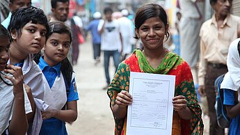 Shahida aus Bangladesch freut sich über ihre Geburtsurkunde. Mit diesem Dokument konnte sie ihr Alter nachweisen und verhindern, zu früh verheiratet zu werden.