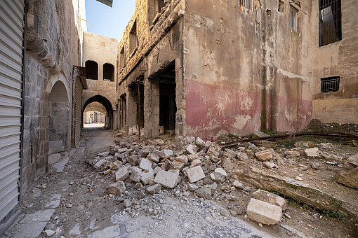 Eine Straße voller Häusertrümmer in Aleppo