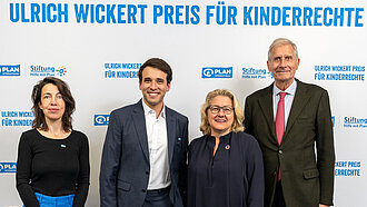 Vier Menschen stehen vor einer Pressewand. Es handelt sich um Sonja Ernst, Sherif Riskallah, Svenja Schulze und Ulrich Wickert.