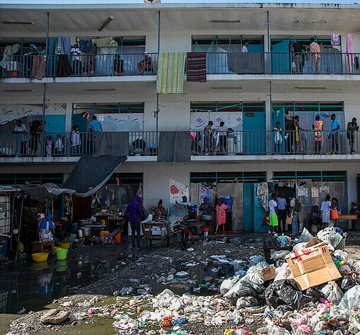 Vor den überfüllten Unterkünften für Binnenvertriebene in Port-au-Prince stapelt sich der Müll Überfüllte Unterkunft für Binnenvertriebene in Port-au-Prince