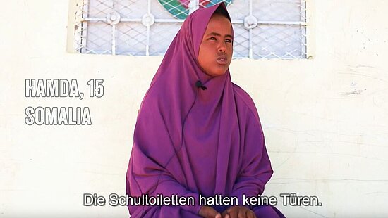 Bild aus dem Video: Es zeigt Hamda, die erzählt, warum sie nicht zur Schule geht, wenn sie ihre Periode hat.