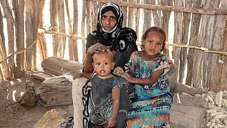 Diese Familie aus Äthiopien hat durch die Dürre in den letzten zwei Jahren keinen Regen mehr gehabt und ihre gesamte Ernte verloren. © Plan