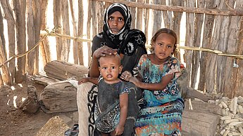 Diese Familie aus Äthiopien hat durch die Dürre in den letzten zwei Jahren keinen Regen mehr gehabt und ihre gesamte Ernte verloren. © Plan