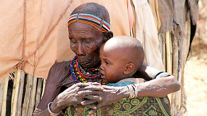 Durch den Klimawandel kommt es auch zu verstärkten Dürreperioden, wie hier in Kenia: Tausende Menschen haben nicht genug zu essen, da ihre Ernte und ihr Vieh der Dürre nicht standhalten konnten.