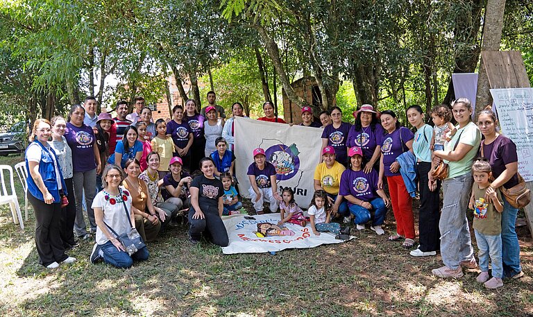 Pflegekräfte aus Paraguay stehen draußen bei einer Projektveranstaltung