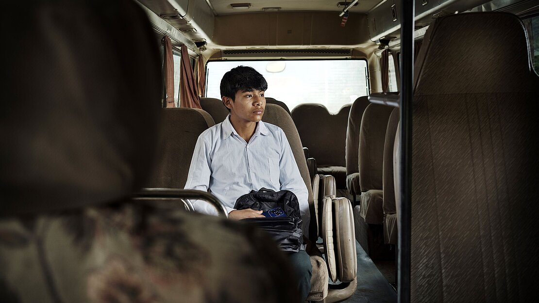 Junge in Bolivien allein im Bus 