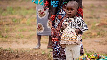 Das Mädchen auf diesem Bild ist keine Kindersoldatin. In ihrer Gemeinde gibt es Veranstaltungen, auf denen wir über Kindersoldat:innen und die Risiken aufklären. © Plan International / Christian Zaongo