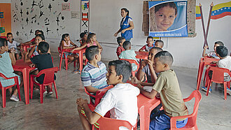 Im Kinderschutzzentrum von Plan International finden auch ärztliche Konsultationen sowie psychosoziale und juristische Beratungen statt. Familie Martinez aus Venezuela profitiert davon. © Plan International/Anika Büssemeier
