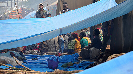Die Notunterkünfte sind völlig überfüllt, immer wieder breiten sich Krankheiten aus. © Plan International