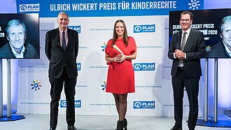 Den Ulrich Wickert Preis für Kinderrechte 2020 in der Sparte Deutschland/Österreich überreicht Bundesentwicklungsminister Dr. Gerd Müller an Stefanie Appel. ©Michael Fahrig