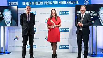 Den Ulrich Wickert Preis für Kinderrechte 2020 in der Sparte Deutschland/Österreich überreicht Bundesentwicklungsminister Dr. Gerd Müller an Stefanie Appel. ©Michael Fahrig